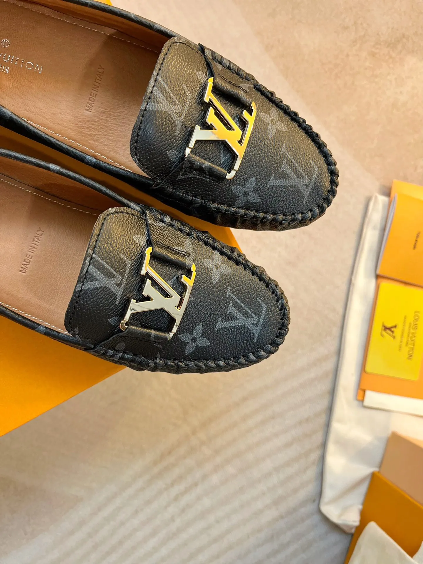 p460💰Couple model❤️🇫🇷 𝙇𝙤𝙪𝙞𝙨 𝙑𝙪𝙞𝙩𝙩𝙤𝙣 🇫🇷Louis Vuitton 2023 Classic𝓛𝓿 𝓣𝓻𝓪𝓲𝓷𝓮𝓻 Sports Series ➪➪➪¯ [Arizona Doudou Shoes Series] ▪️▪️▪️Arizona slip-on shoes are made of Monogram Eclipse canvas. Its hand-painted and dyed edges and hand-sewn uppers fully demonstrate Louis Vuitton's traditional shoemaking craftsmanship. This slip-on shoe is very lightweight. The integrated tongue and upper make it particularly comfortable and flexible. The soft outsole is equipped with rubber padding. Decorated with matching sash. Detailed features: ☑️Monogram Eclipse canvas ☑️Black Eclipse pattern ☑️Hand-painted shoe edges ☑️Hand-sewn uppers (each pair takes time to process) ☑️Integrated tongue and upper construction ☑️Outsole equipped with rubber lining ☑️size: 35_46